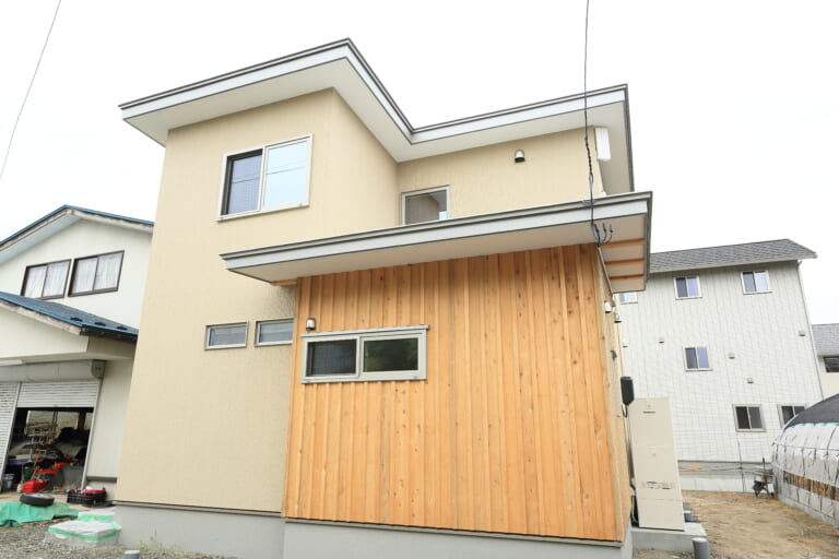 無塗装杉板張り外壁