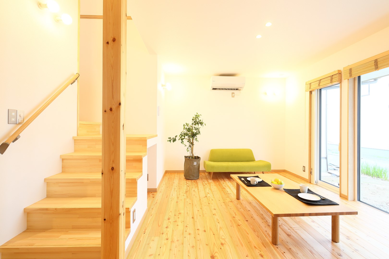 無塗装杉板外壁×唐松無垢床　
自然素材のecoな家