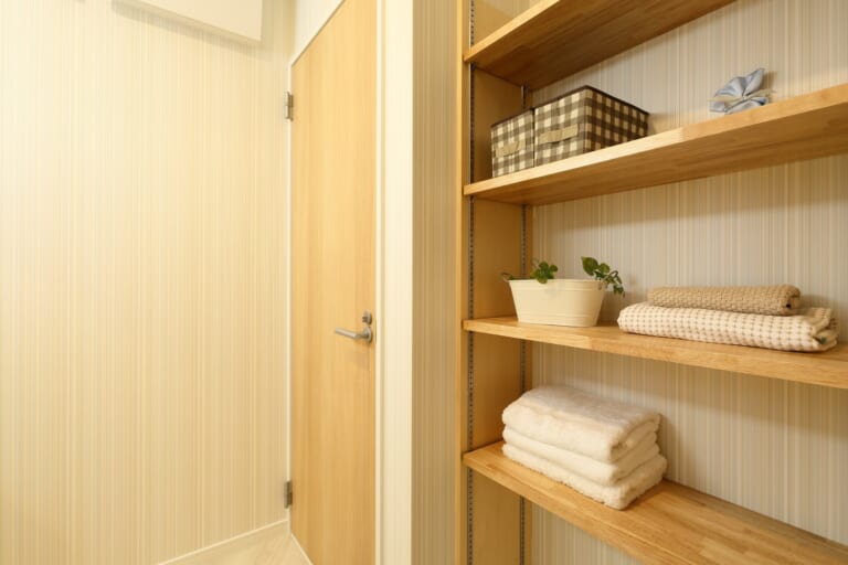 洗面所に棚を設けて家事楽に