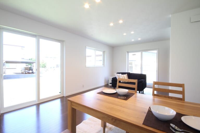 大きな窓によって開放的で明るいリビングへ