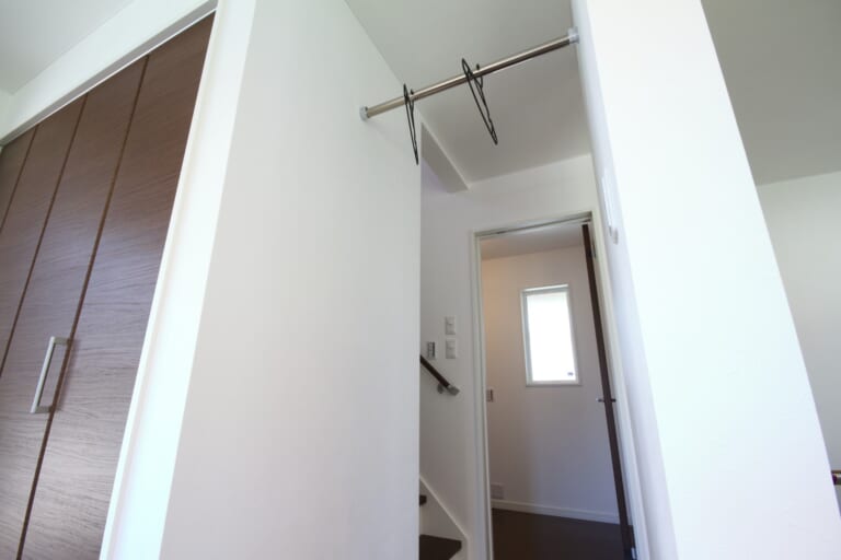 生活動線に溶け込んだコート掛け