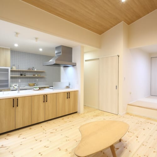 勾配天井とアイランドキッチンが
広さを演出する平屋住まいのおうち