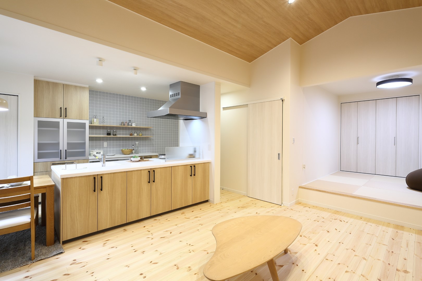 勾配天井とアイランドキッチンが
広さを演出する平屋住まいのおうち