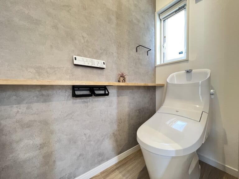 かわいい小物を飾る、トイレの棚板