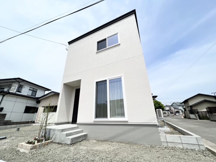外構中です。砕石部分はこれから土間打ちします。
