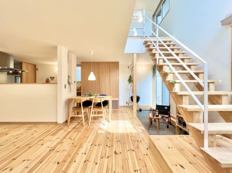 吹抜から降り注ぐ光で明るく住まうリビング