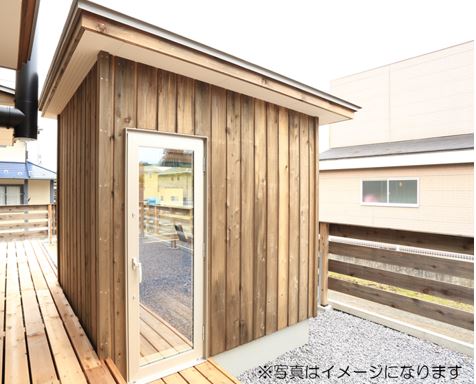 キッチン備え付けの板張りの離れ